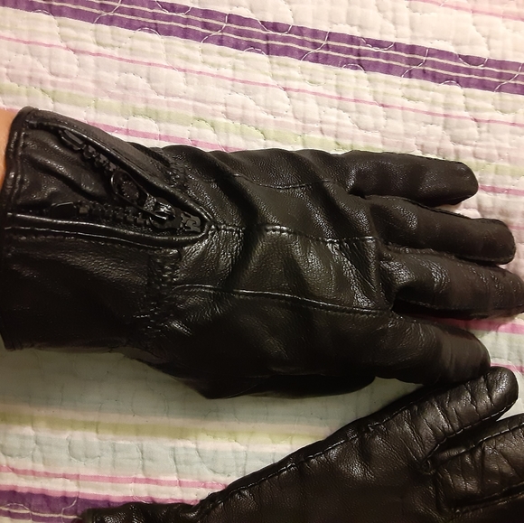 Ladies black leather dress gloves - Picture 2 of 16